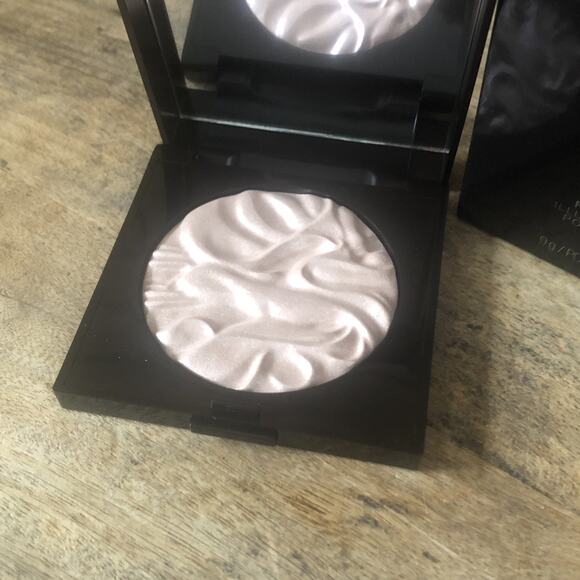 LAURA MERCIER FACE ILLUMINATOR HIGHLIGHTING POWDER, DEVOTION - (0.3 oz./9 g.) - Picture 4 of 5